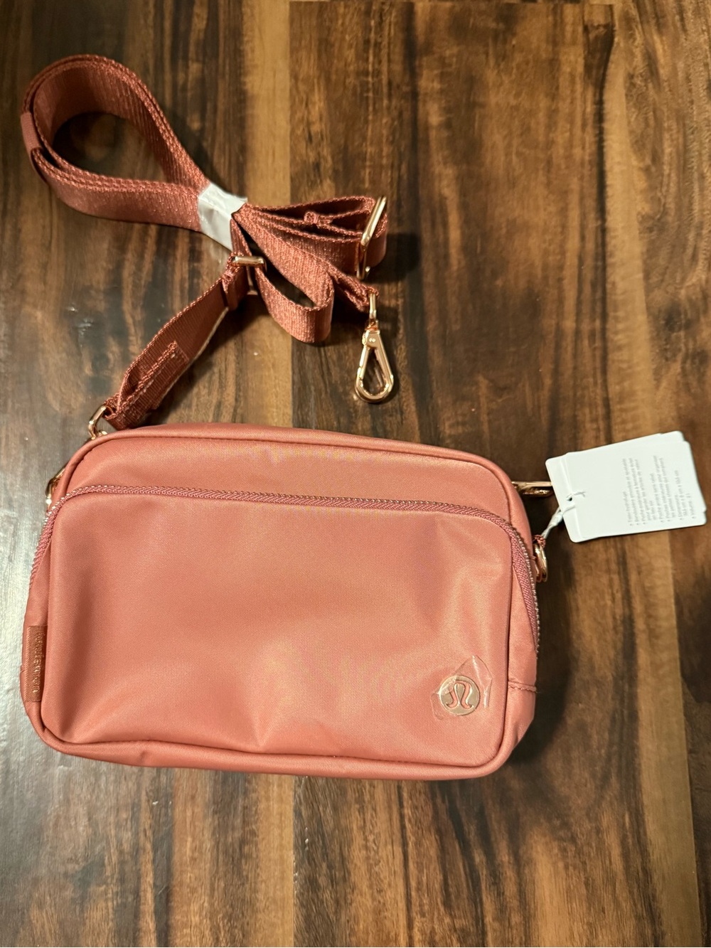 lululemon athletica Everywhere Crossbody Bag 2L - Dusk/Rose Gold - Picture 7 of 8